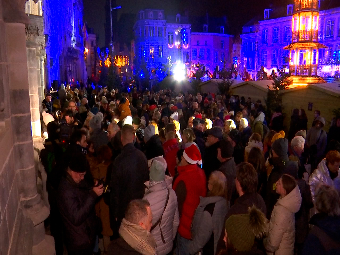 beaucoup de monde pour le singe de Mons 