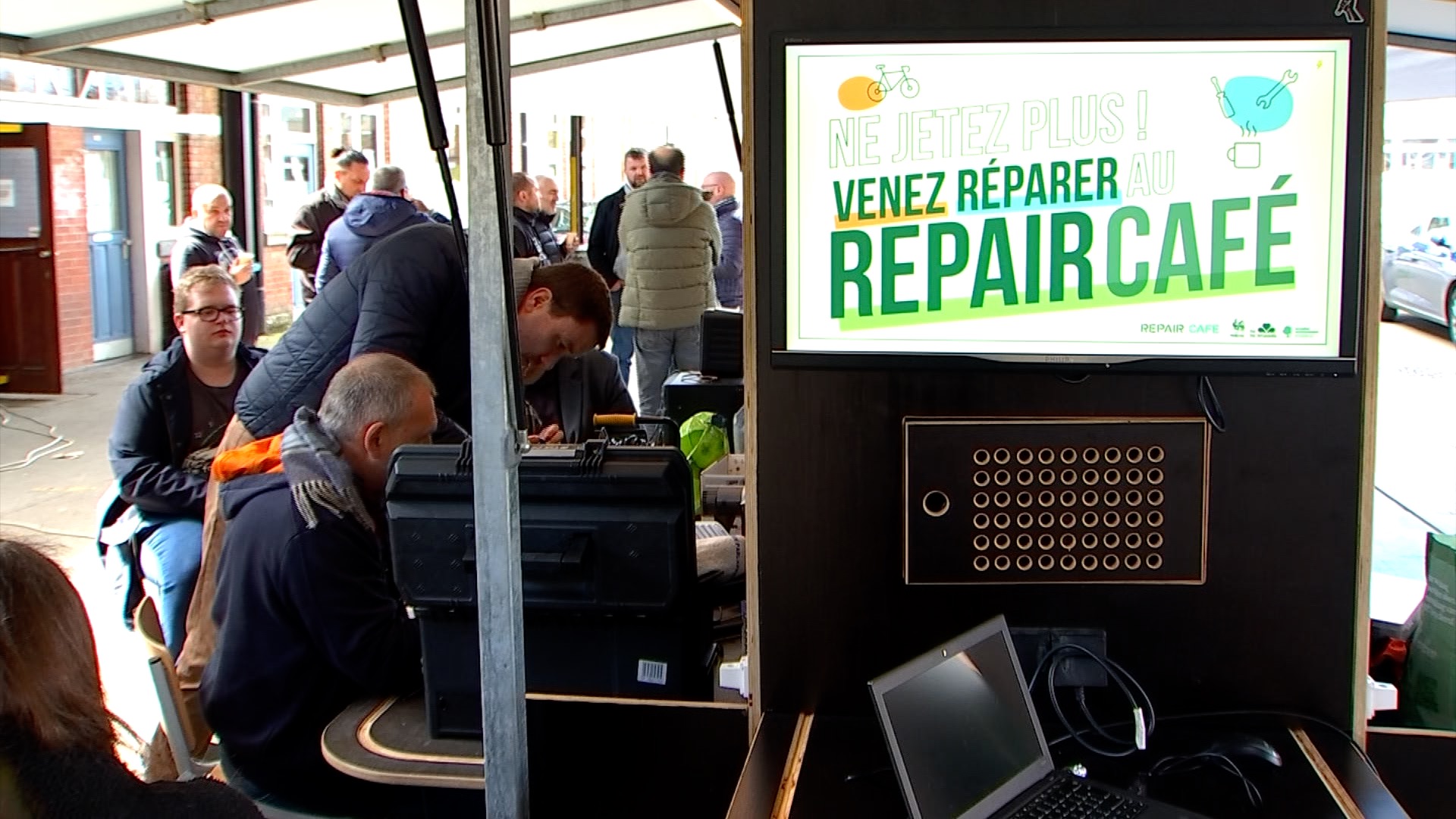 Véhicule du repair café mobile installé dans la cour de l'Institut Saint-Luc Mons