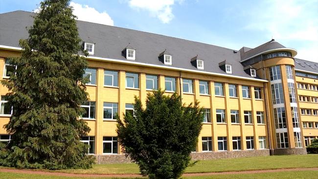 le célèbre bâtiment jaune des Ursulines qui quittent Mons