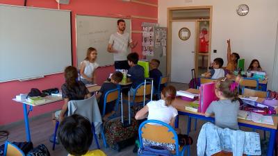 un professeur devant des élèves