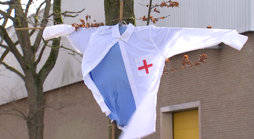 Photo d'une blouse de médecin sur un poteau en bois qui représente les médecins fantômes du master en médecine