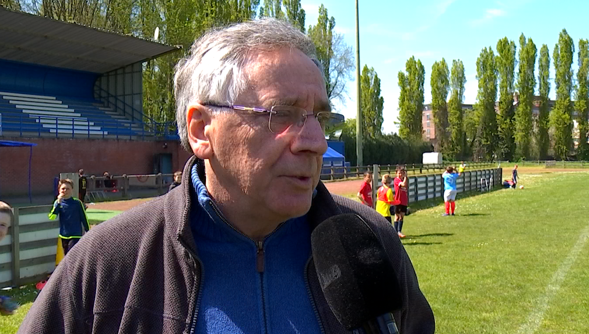 Photo de Guy Nita, le nouveau président du RLC Hornu interviewé au micro de Télé MB lors du stage de football du RLC Hornu organisé en mai