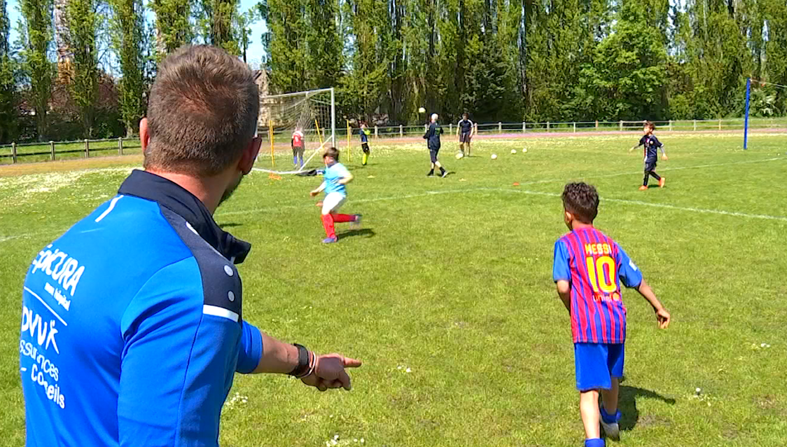 Photo des formateurs qui encadrent les jeunes lors du stage de football du RLC Hornu