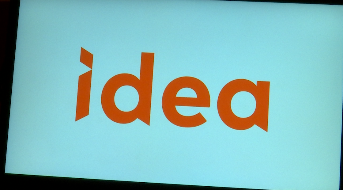 Photo du nouveau logo d'IDEA. Il représente une nouvelle identité pour IDEA. L'image représente le mot IDEA écrit en orange