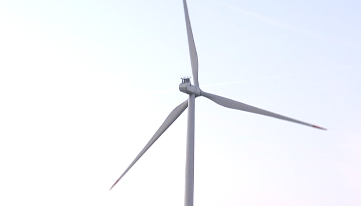 Photo d'une éolienne d'IDEA. Elle est présente dans le zoning industriel de Ghlin-Baudour