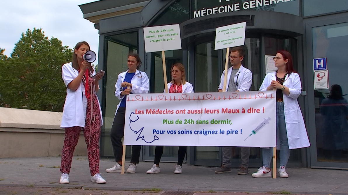 Photo de la manifestation des médecins généralistes à Mons. Photo d'un discours prononcé devant le poste de médecin générale à Ambroise Paré