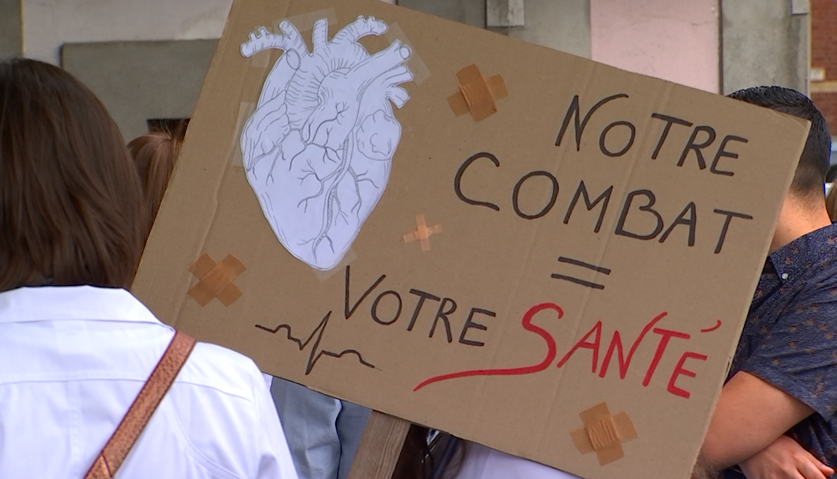 Photo d'un panneau lors de la manifestation des médecins généralistes. Le panneau indique que la santé des patients est en danger
