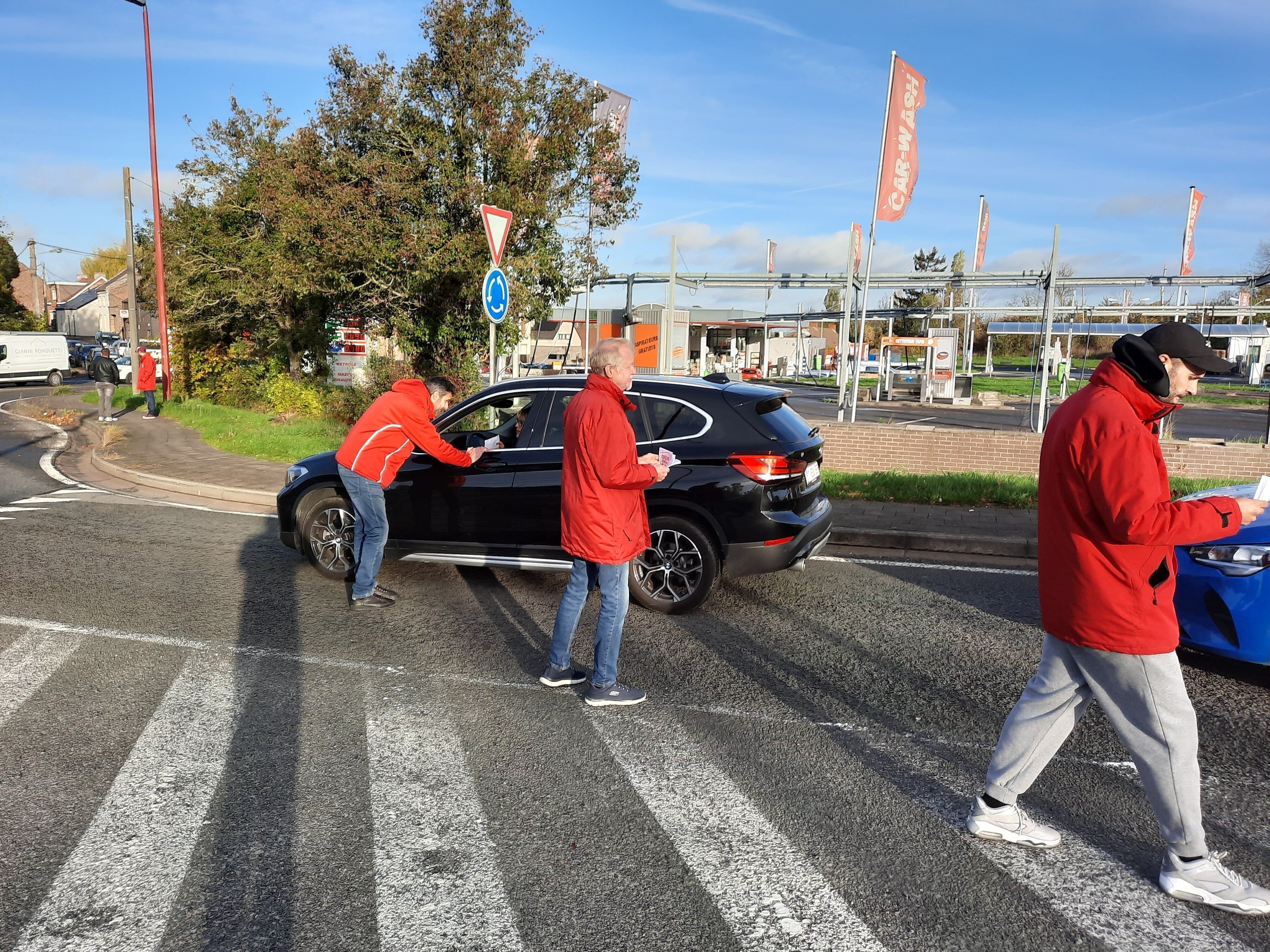 Distributions de tracts au rond-point de Spilmont