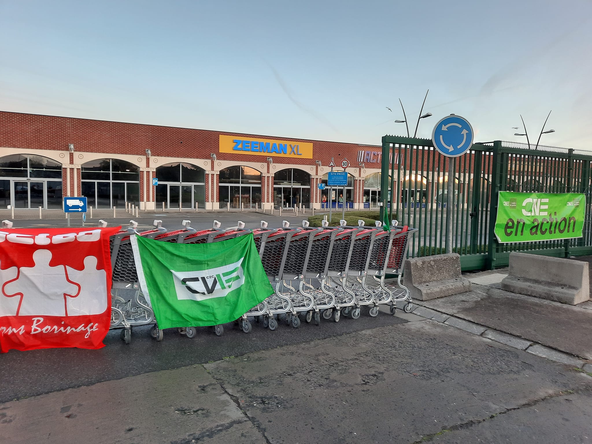 Le Shopping Cora est bloqué par les manifestants