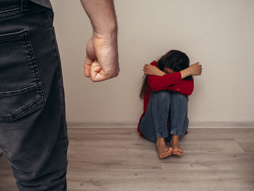 Illustration de self défense pour lutter contre la violence. On y voit un poing d'homme menaçant en premier plan faisant face à une femme apeurée recroquevillée sur elle même.