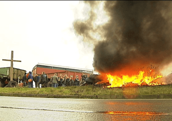 Havay: Les agriculteurs bloquent la frontière.