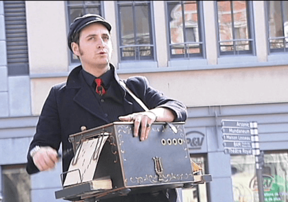 Mons: Bastien et son ''orgue à bretelles''