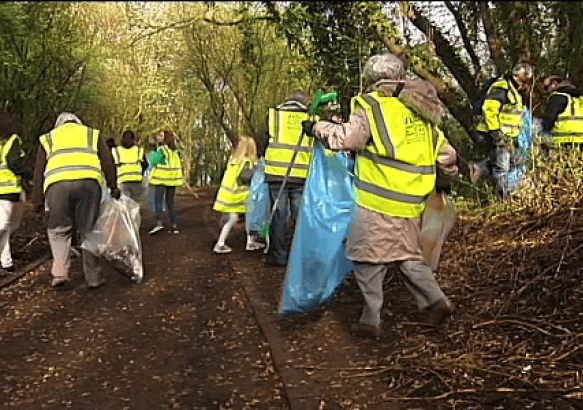 Hornu - Chasse aux déchets sur le terril n°9