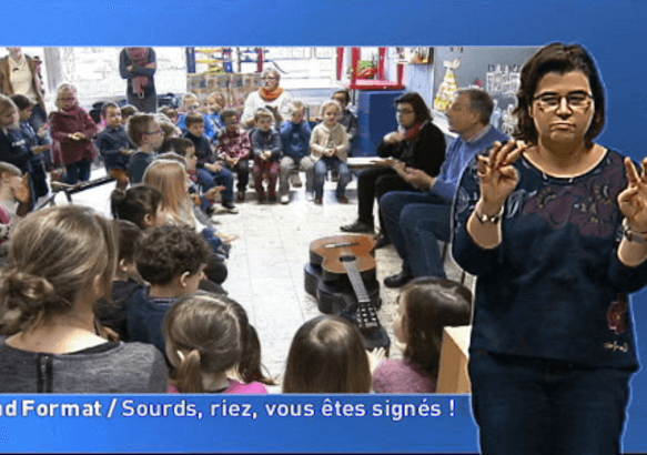 Mons - Deux enfants sourds en classe avec des entendants
