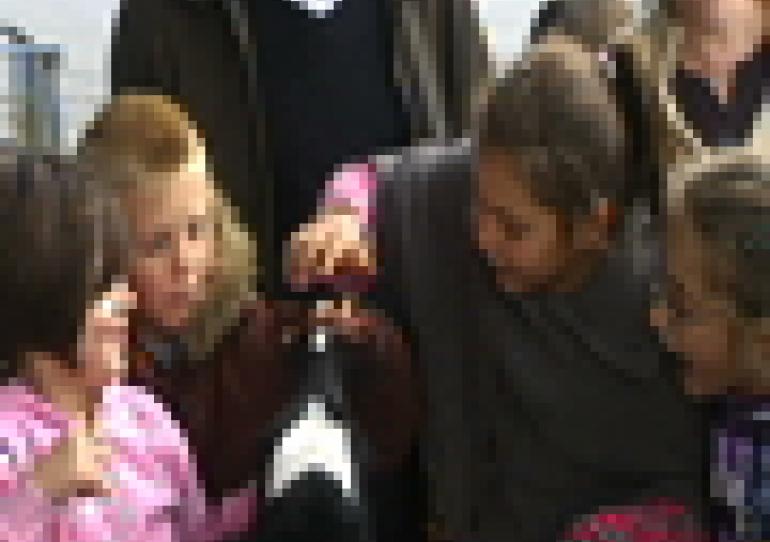 02/10/2009 - Mons : Action de sensibilisation à la crise agricole dans les écoles