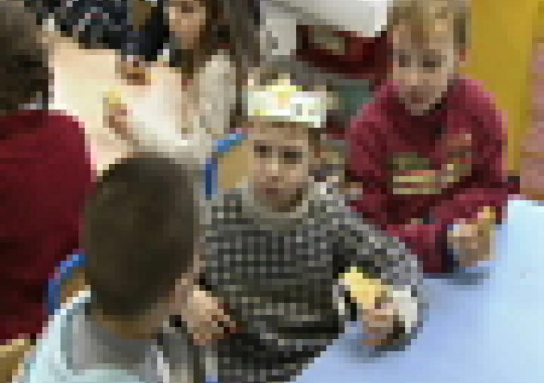 06/01/2010 - Mons : C'est le jour de la galette des rois dans les écoles